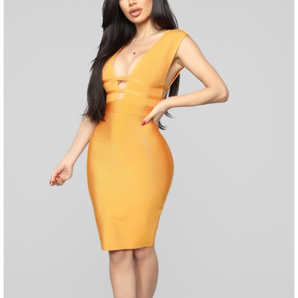 Sleeveless bandage dress.